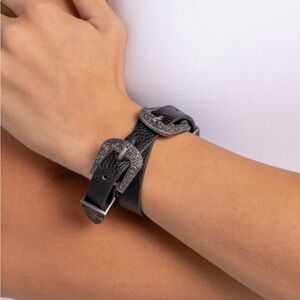 *NEW*  Paparazzi Black and Silver Buckle Bracelet

“Buckle TOWN”